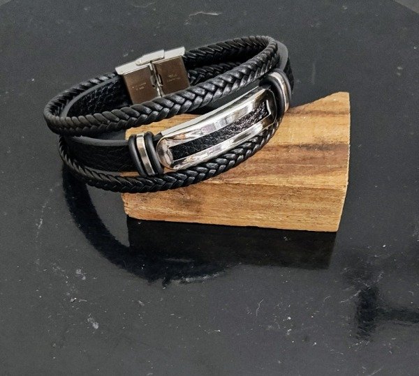 Producto - Pulsera Cuero tres tiras dos trenzadas con detalle metal cierre metálico
