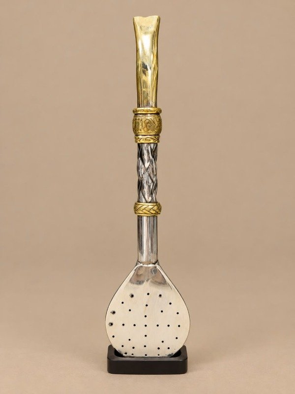 Producto - Bombilla de alpaca y bronce 17cm dos dijes - 1