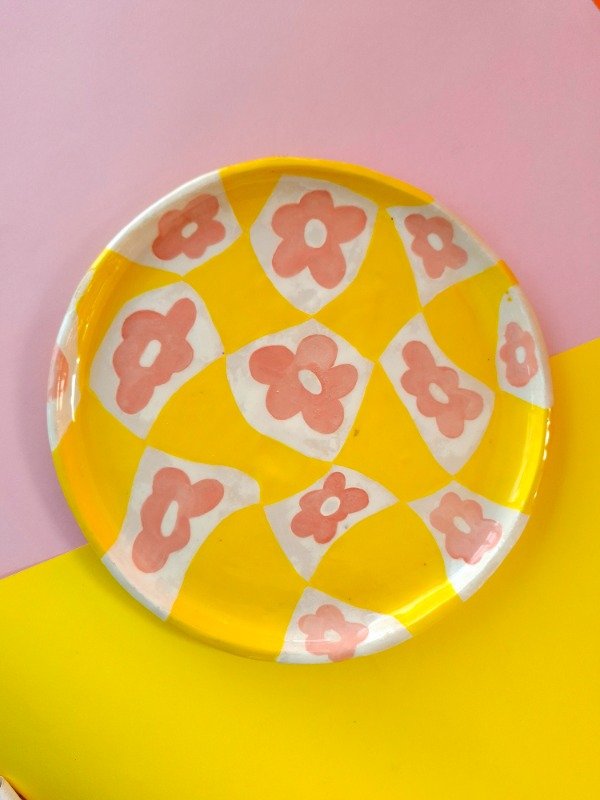 Producto - Plato redondo grande Cuadrillé amarillo con flores rosas