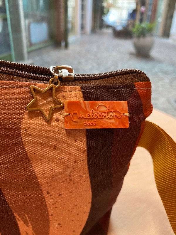 Producto - Cartuchera clásica líneas marrones