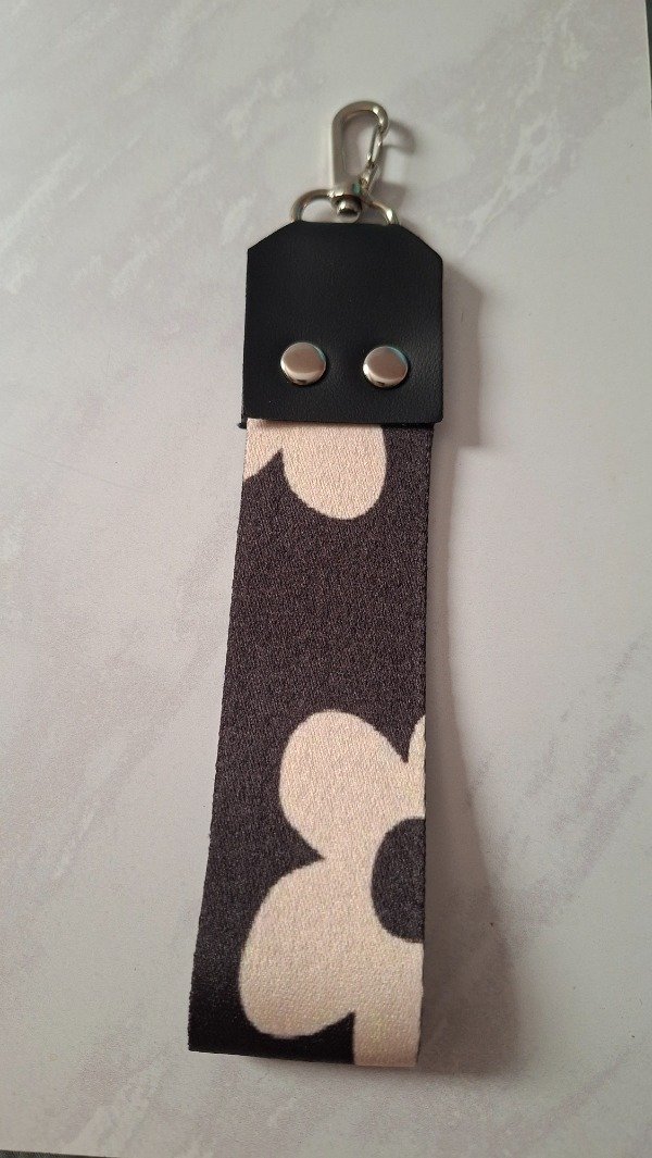 Producto - Llavero negro flores blancas XL