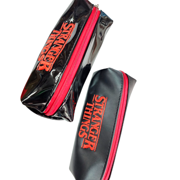 Producto - CARTUCHERA STRANGER THINS CHAROL/CUERINA 22CMX6