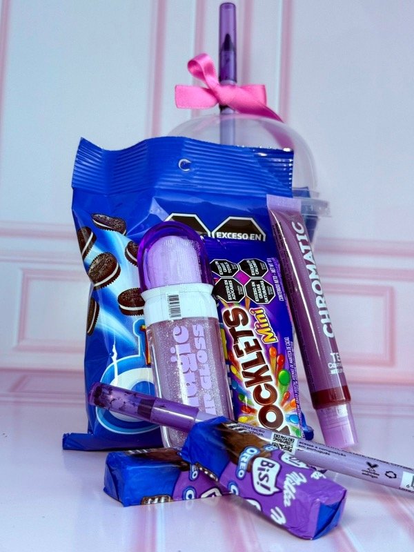 Producto - Vaso azul con morado de maquillaje y dulces