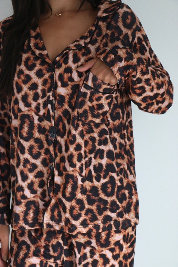 Pijama camisero animal print — imagen 10