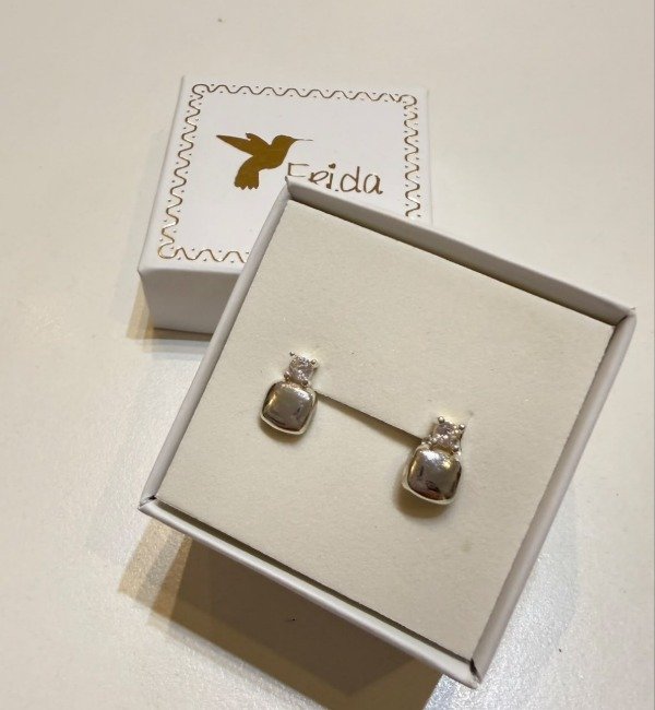 Producto - Aros pasantes con strass y detalle cuadrado en plata 925.