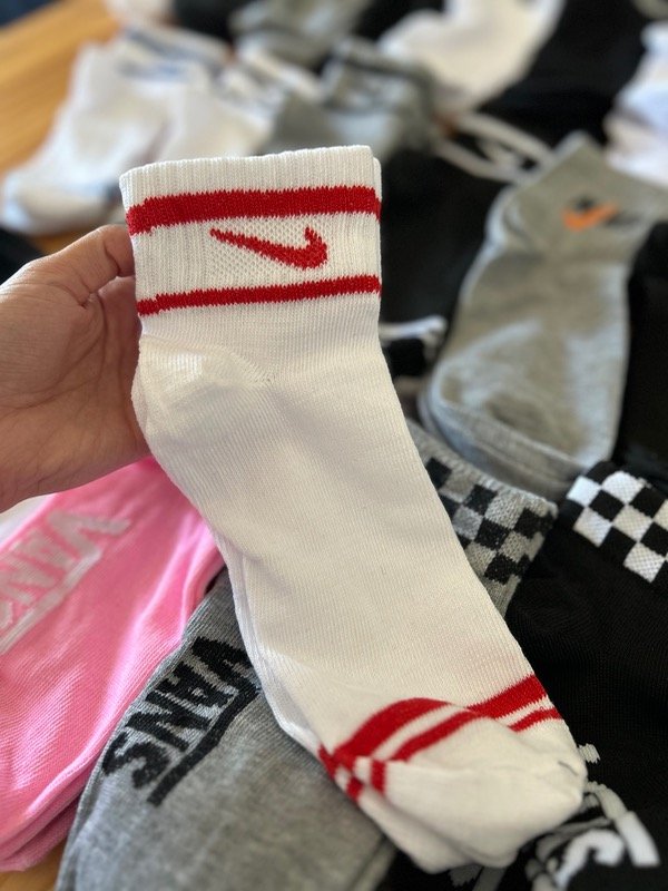 Producto - NIKE LINEAS ROJO SOQ ALTO