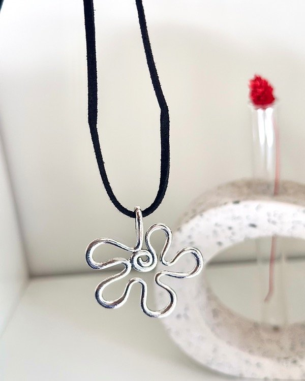 Producto - Chocker flor con hilo negro