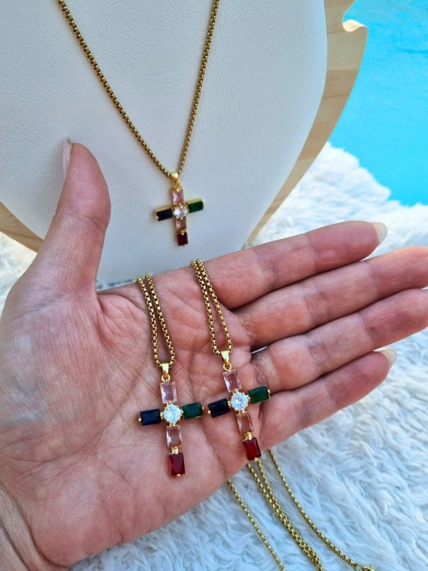 Producto - COLLAR AD CON CRUZ GRANDE PIEDRAS MULTI