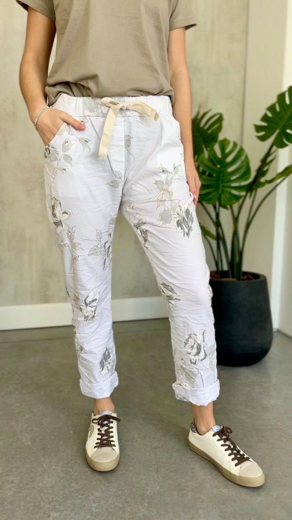 Producto - Babucha italiana blanca con flores ribeteadas con dorado