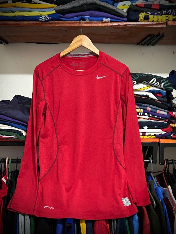 Producto - Camiseta tipo termica roja de manga larga Nike Pro Combat, talle S