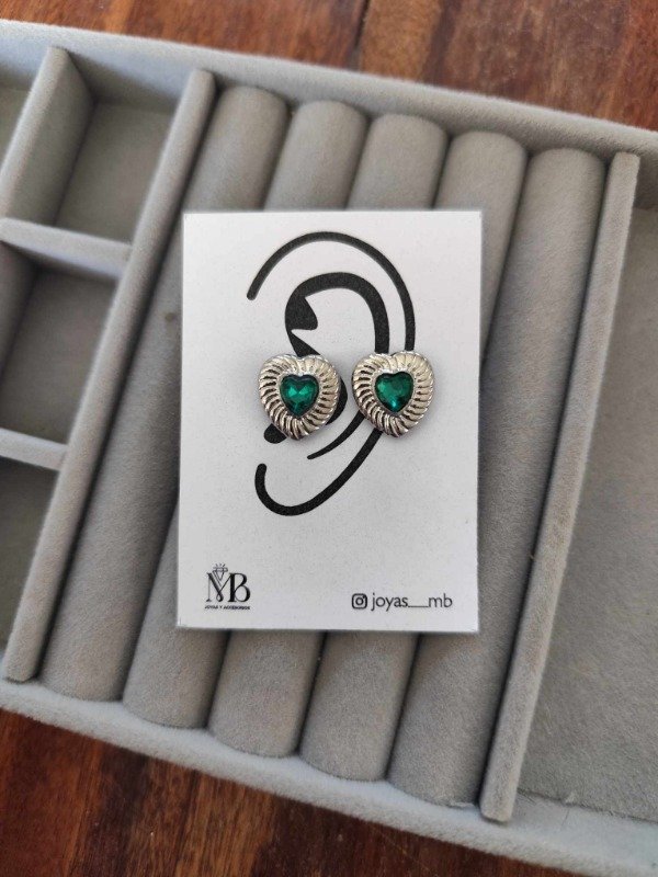 Producto - Aros corazón pasante strass verde. Acero quirúrgico.