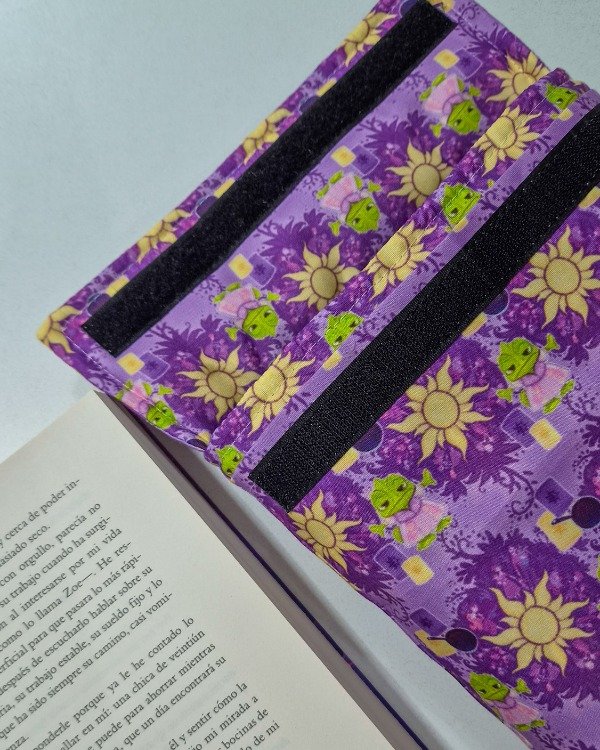 Producto - Fundas para libros extra estándar Enredados Pascal IMPERMEABLE - 3