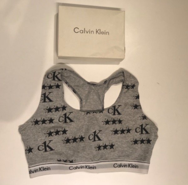 Producto - Corpiño CALVIN KLEIN en caja gris logos y estrellas- Talle M/90- PRECIO: 48x