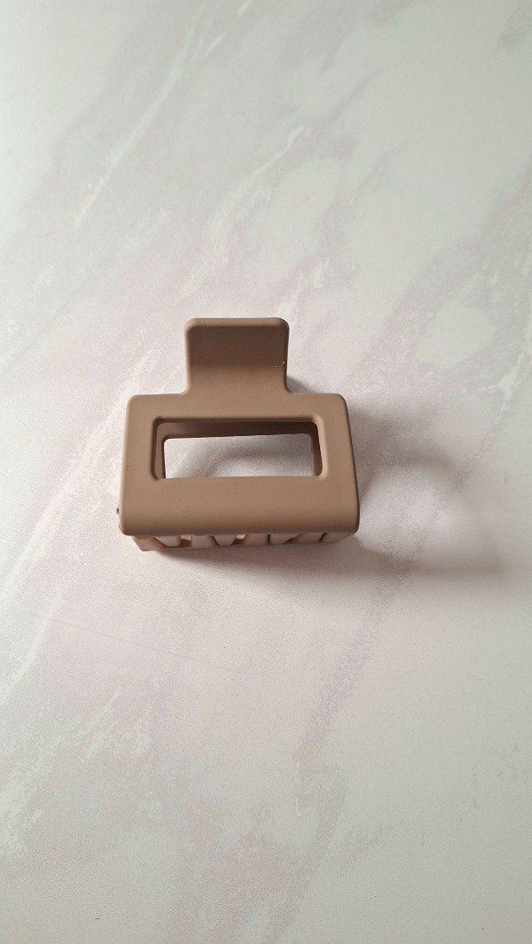 Producto - Broche recto matte beige oscuro