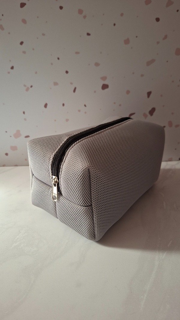 Producto - Portacosmetico - cartuchera gris