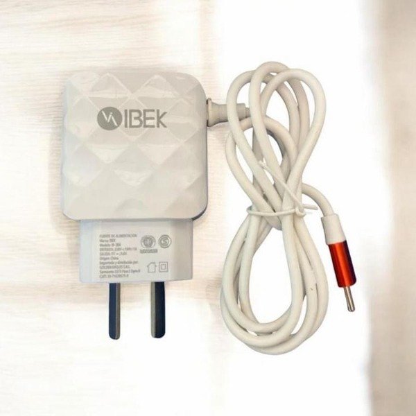 Producto - CARGADOR IBEK 3.8 (BLANCO CON DETALLE EN ROJO)