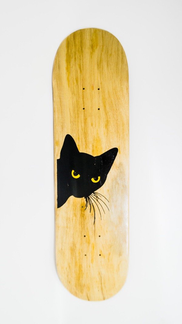 Producto - Tabla de Skate Gato Negro fondo madera Guatambú Fun Skateboards