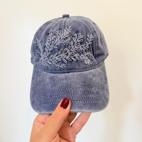 Producto - Gorra vintage Monocromo bordada a mano azul.
