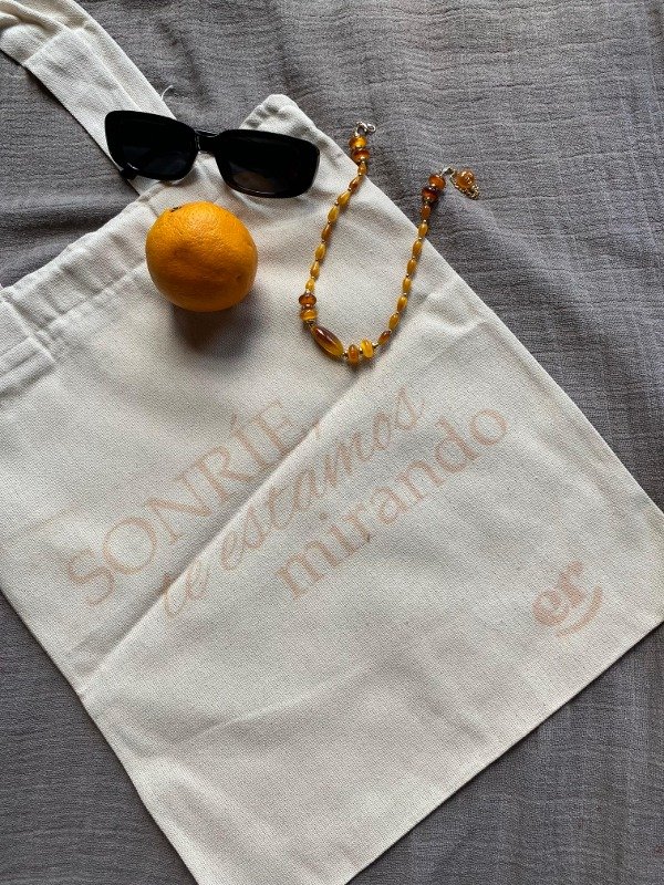 Producto - Tote "Sonríe te estamos mirando"