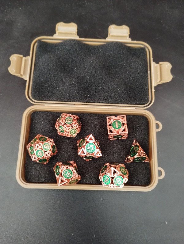 Producto - Dados de Metal Dorados + Caja plástica transportadora