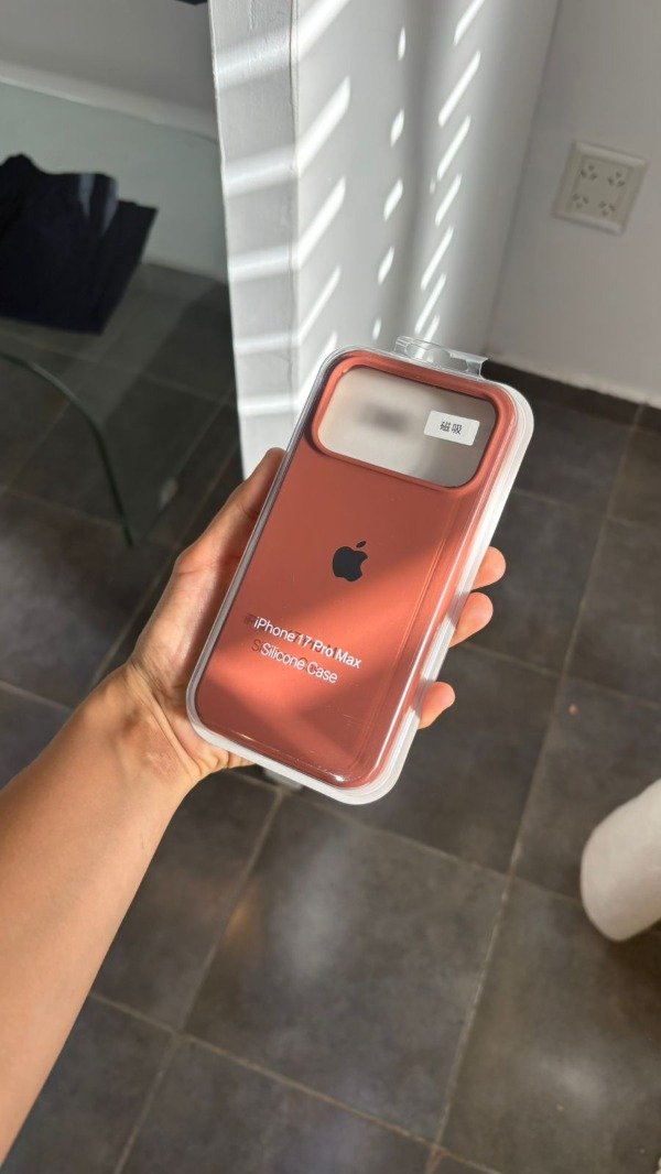 Producto - Silicone Case Marron (Iphone 17 Pro Max)