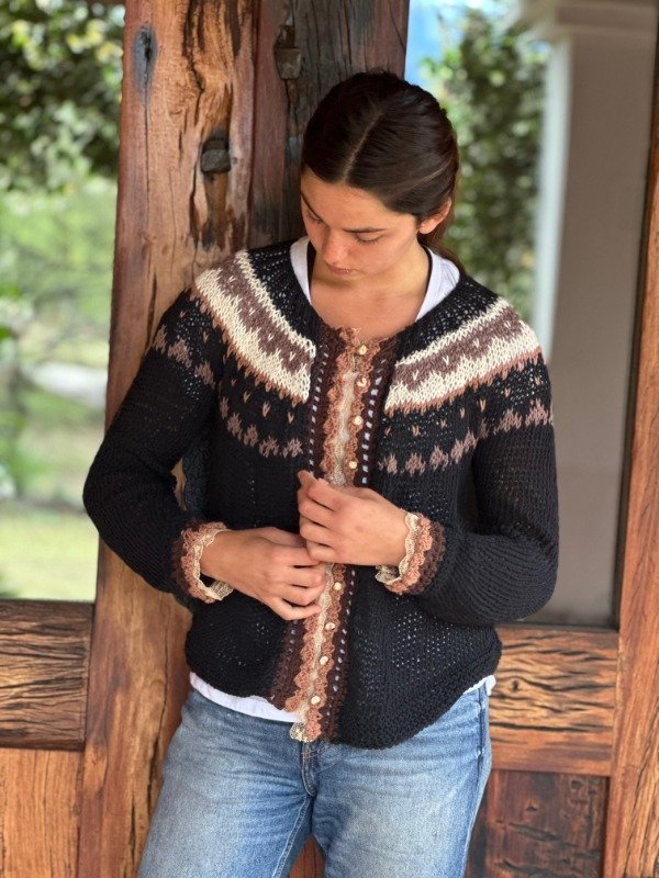 Producto - Campera de hilo de algodón base negra.