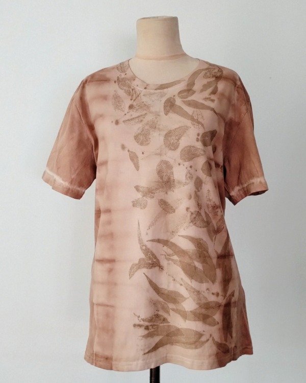 Producto - Remera básica - Estampa botánica + Teñido Shibori - Paleta Rosada