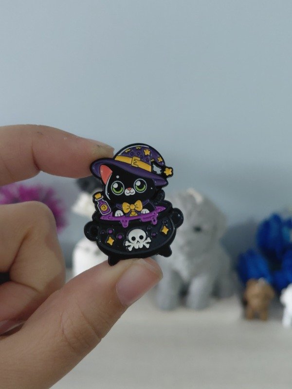 Producto - Pin metalizado - Michi brujo #1875
