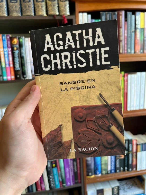 Producto - Sangre en la piscina (Agatha Christie)