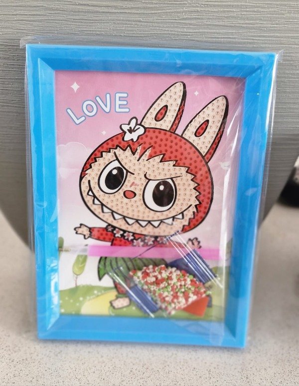 Producto - Cuadrito pintura con diamante Labubu