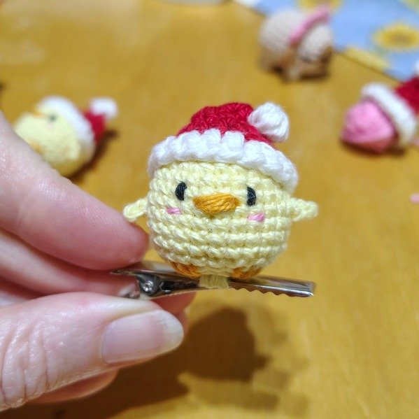 Producto - Hebilla pinza para pelo pollito navideño tejido amigurumi