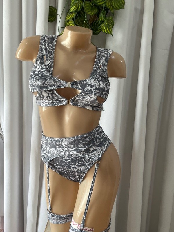 Producto - Traje a pedido de reptil gris