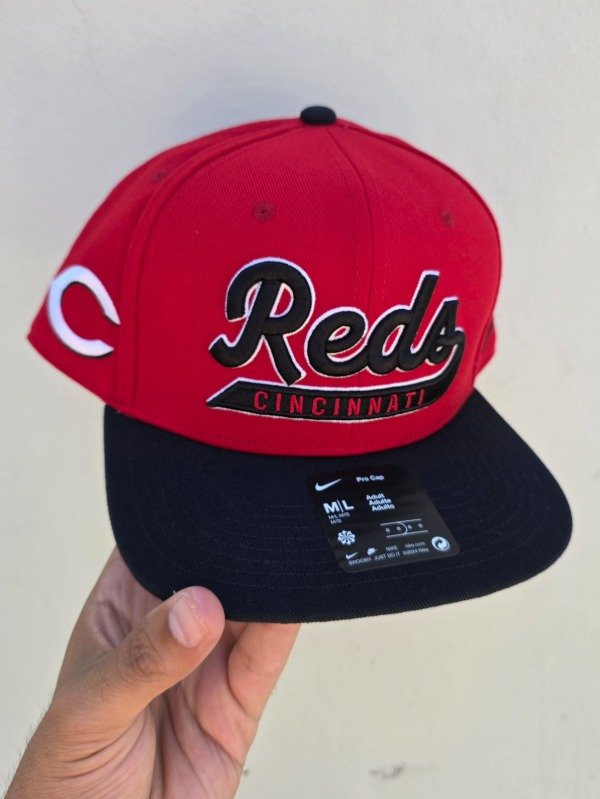 Producto - Cincinnati Reds Script Nike Pro Performance Snapback Hat - Red/Black