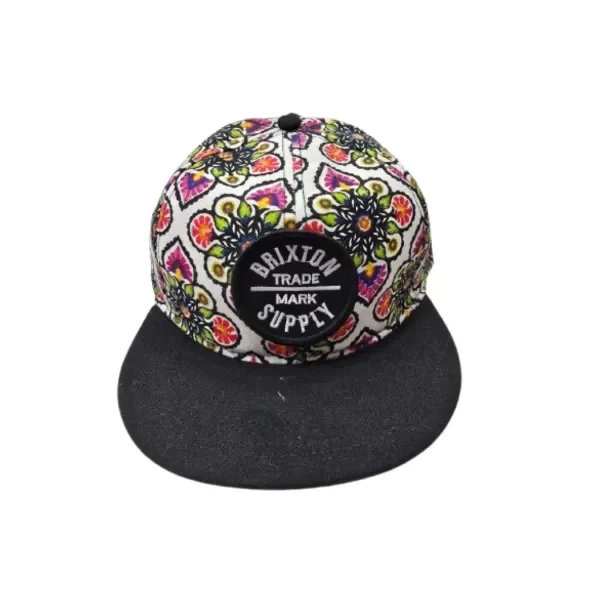 GORRA VISERA PLANA ESTAMPADA CON PARCHE BORDADO