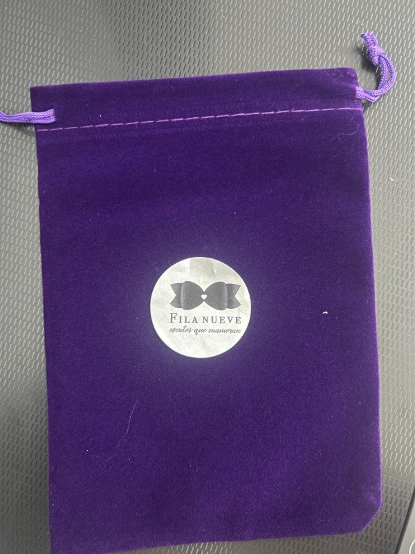 Producto - 50 bolsas de terciopelo violeta y sticker de regalo 13 x 16 cm