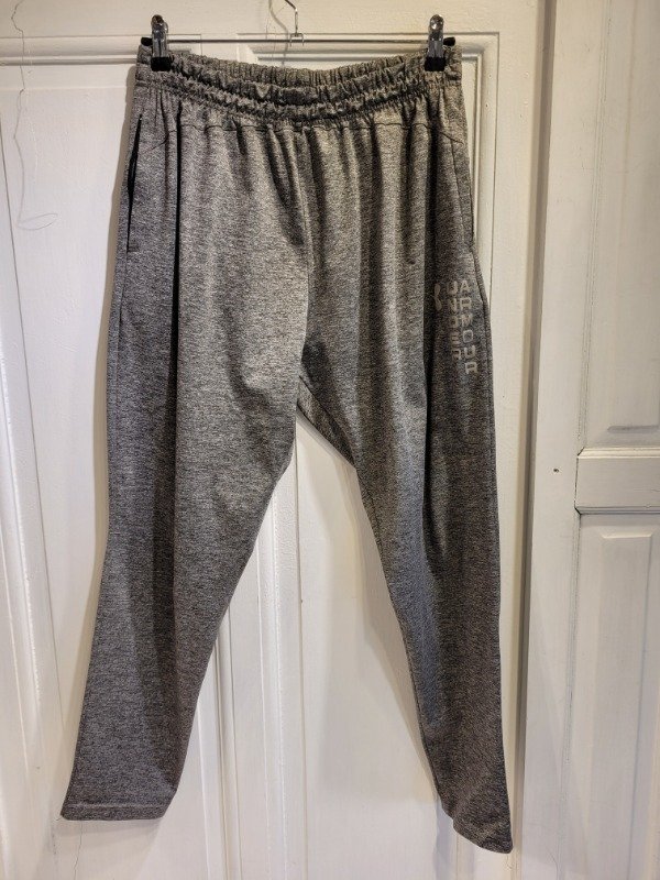 Producto - Jogging UNDER ARMOUR NO ORIGINAL gris Talle XL - PRECIO: 24X