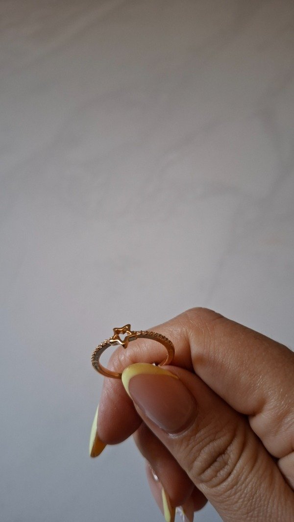 Producto - Anillo de acero dorado estrella calada con strass