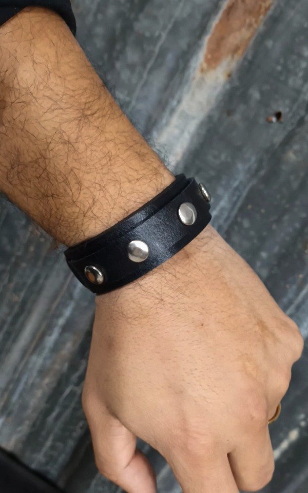 Producto - Muñequera con Tachas