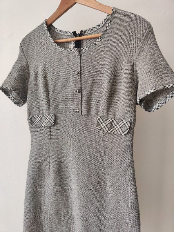 Vestido grisaseo cuadraditos