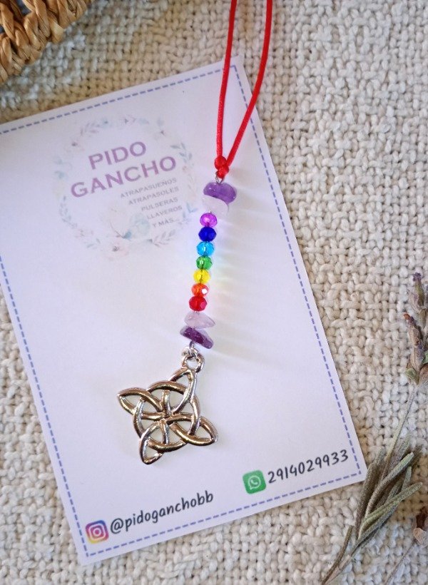 Producto - Colgante Nudo de brujas, 7 chakras, cuarzo rosa y amatista.