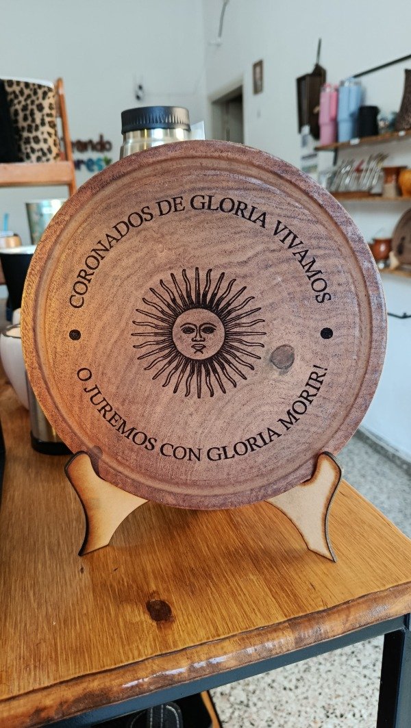 Producto - Plato de algarrobo CON GRABADO PERSONALIZADO sol de mayo