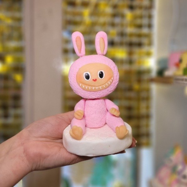 Producto - Adorno para torta en porcelana "LABUBU SONRIENTE"