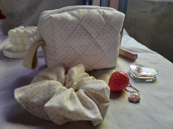 Producto - Neceser y scrunchie a lunares