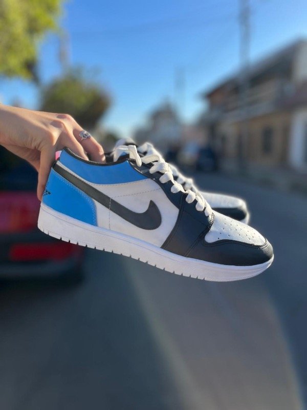 Producto - JORDAN 1 low CELESTE