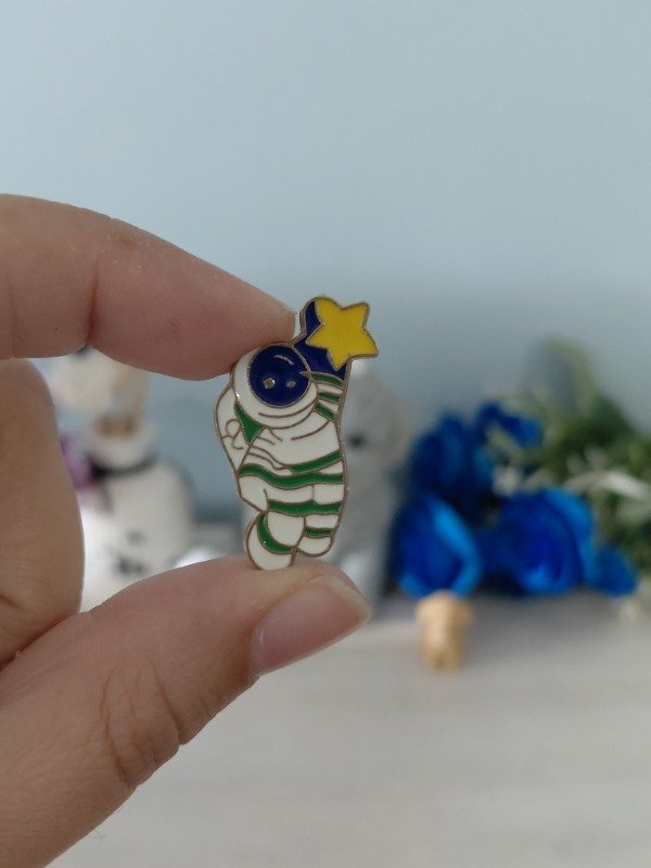 Producto - Pin metalizado - Astronauta #0675