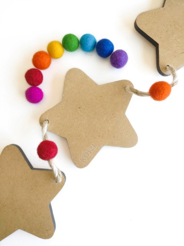Producto - Guirnalda Estrellas de Madera y Bolas de Fieltro - Posición Ajustable