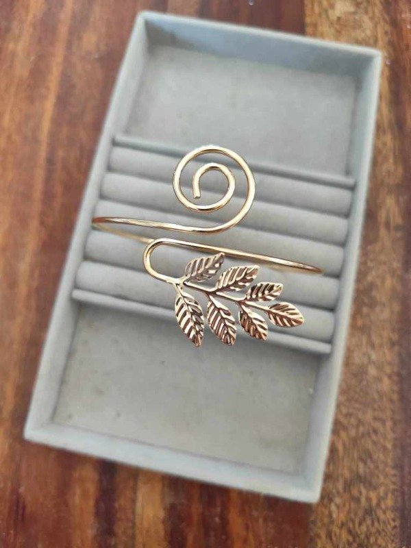 Producto - Brazalete onda + hoja. Dorado.