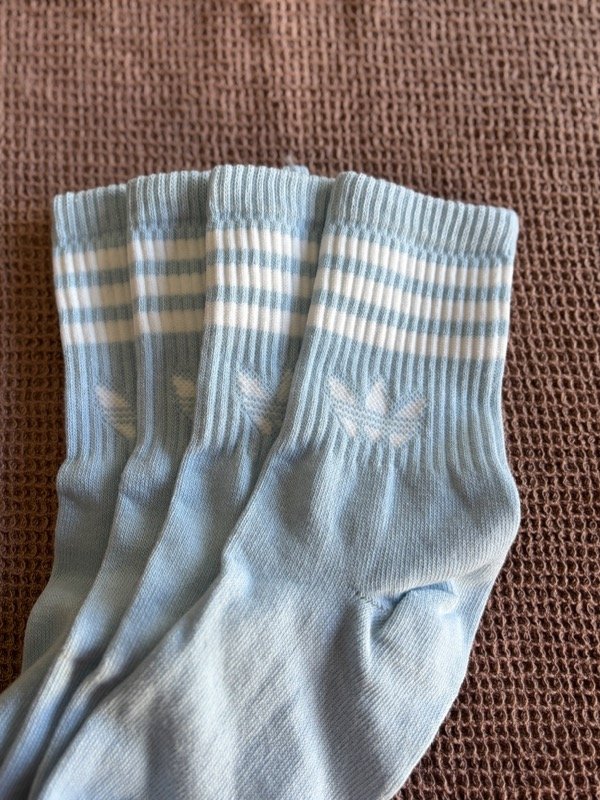 Producto - Adidas celeste raya blanca CLASICAS