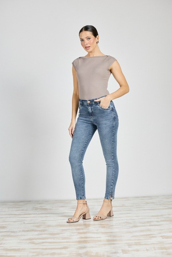 Producto - 255 TRAPEADO CON PEQUEÑA ROTURA TAJO EN BOTA ELASTIZADO