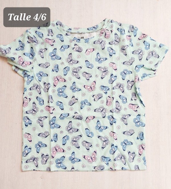 Remera manga corta HyM talle 4/6 verde mariposas